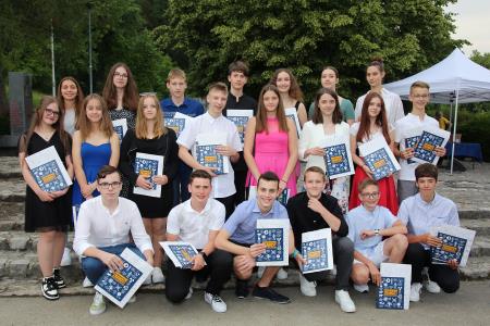 Foto Studio Litija- učenci devetega razreda vpisani v Zlato KNJIGO